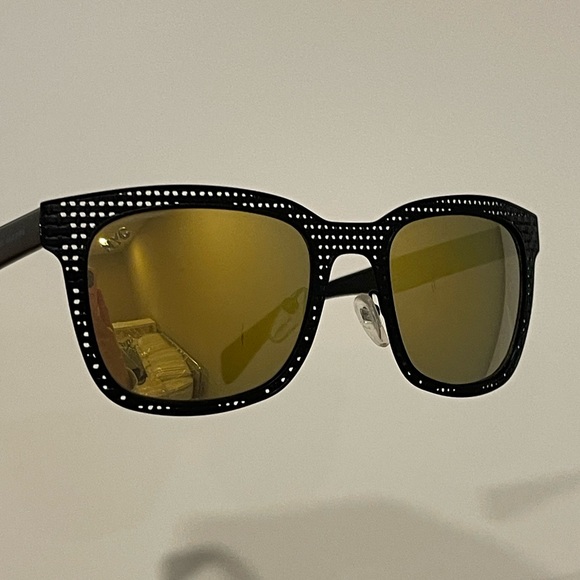 Marc by Marc Jacobs Limited Edition NYC Wayfair Sunglasses - Picture 2 of 5